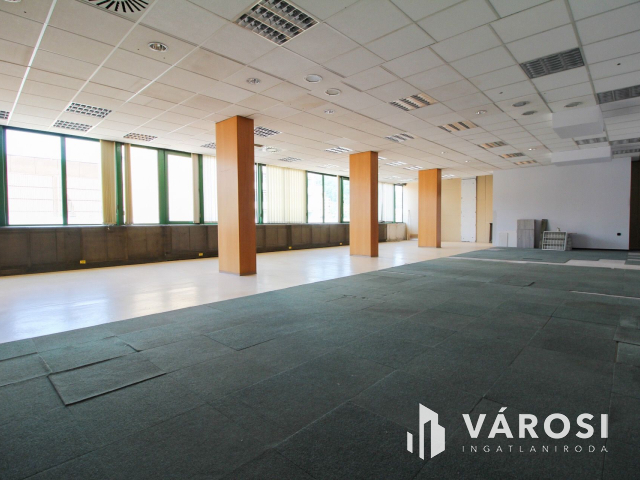 OTP mellett utcai bejárttal rendelkező iroda kiadó!