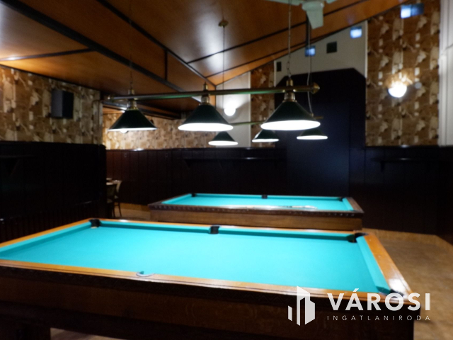 Üzlethelyiség teljes berendezéssel eladó!