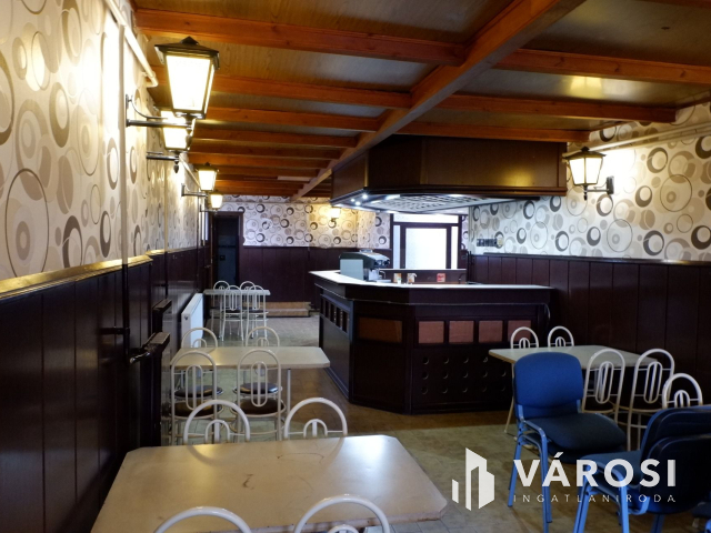 Üzlethelyiség teljes berendezéssel eladó!