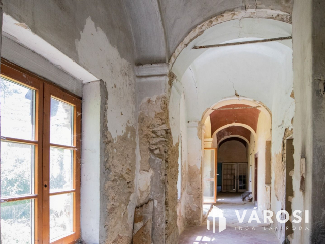 Részben felújított nemesi kúria, udvarház!