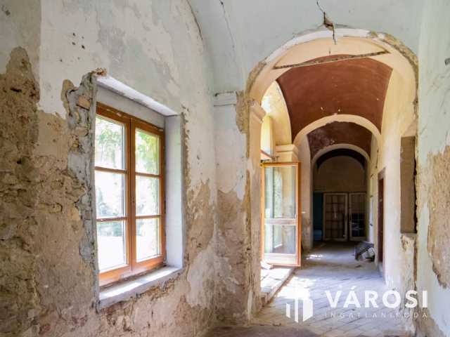 Részben felújított nemesi kúria, udvarház!