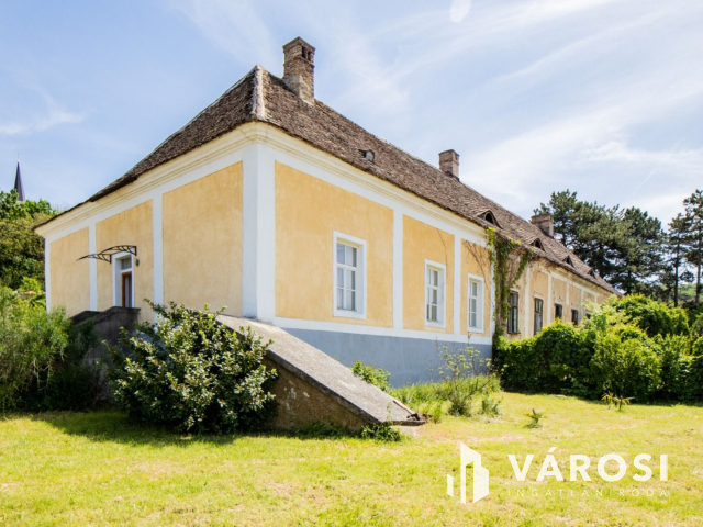 Részben felújított nemesi kúria, udvarház!
