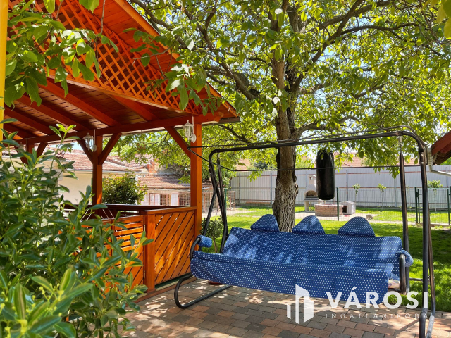 Frekventált helyen családi ház eladó