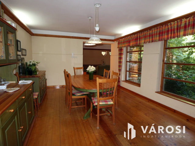 Gyönyörű, kertkapcsolatos otthon, lehetőségekkel.