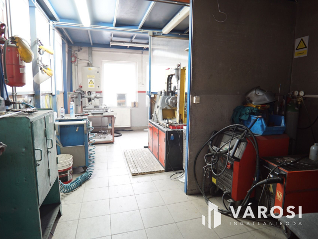 Ipari komplexum, frekventált helyen