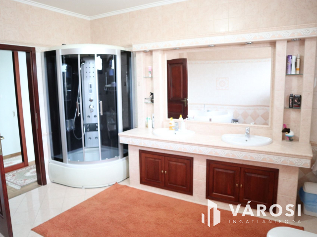 Exkluzív kétgenerációs családi ház Móra városrészen!