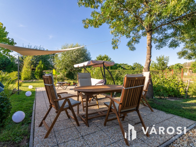 Két szintes családi ház étteremmel, lakás beszámítással