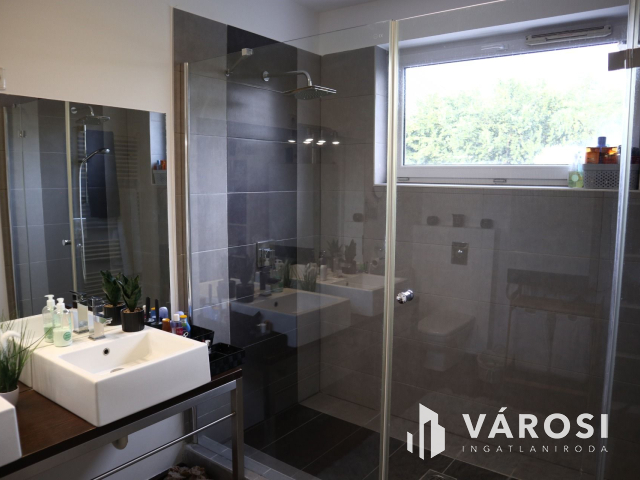 Medencés kényelem, kertvárosi környezetben!