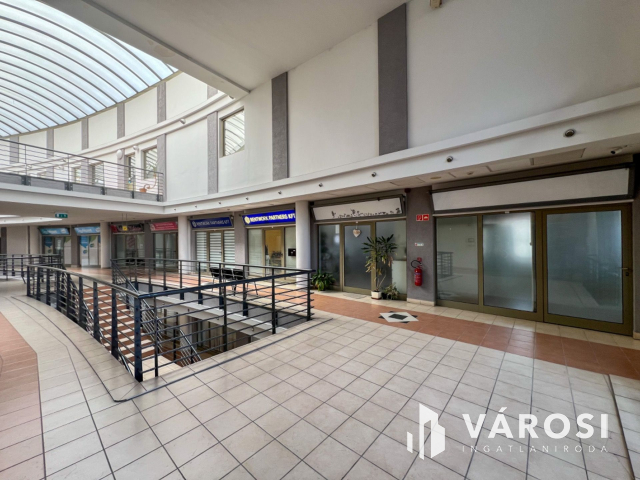 Salgó Center 2. emeletén üzlethelyiség kiadó!