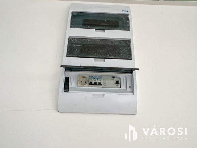 A megújult piac területén, földszinti üzlethelyiség eladó!