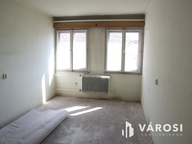 SZÁLLÁSHELY létesítésére alkalmas kétszintes IRODAHÁZ