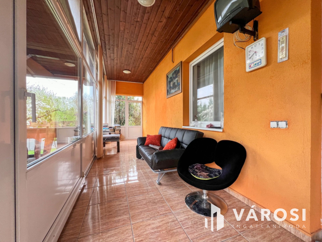 Baglyasalja elején, újszerű családi ház eladó!