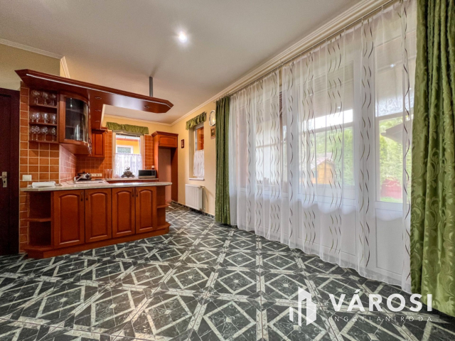 Baglyasalja elején, újszerű családi ház eladó!