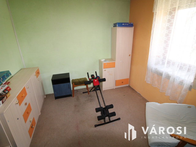 Ház tele lehetőségekkel, nagy telekkel, melléképülettel.