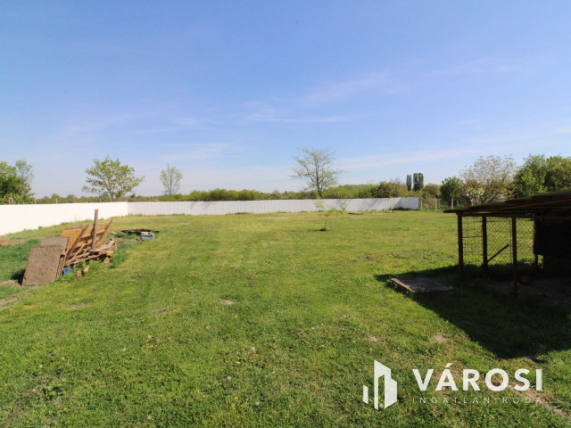 Ház tele lehetőségekkel, nagy telekkel, melléképülettel.