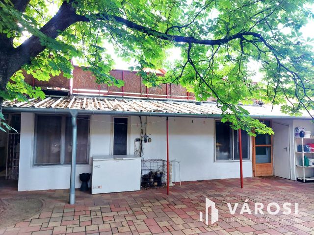 Háromszintes Belvárosi Családi Ház Békéscsaba Szívében