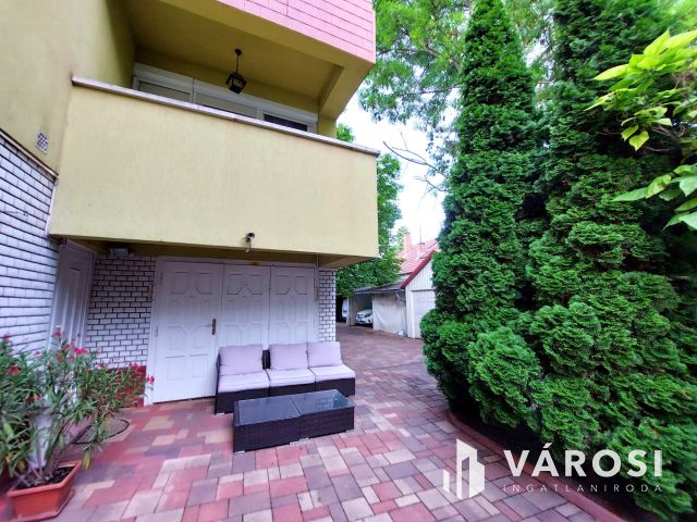 Háromszintes Belvárosi Családi Ház Békéscsaba Szívében