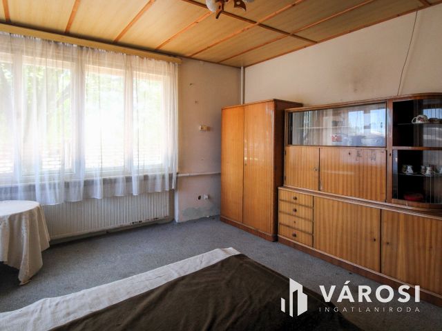 130 nm-es tégla ház több melléképülettel