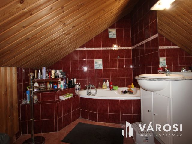 Két generációs négyszintes családi ház Jaminában