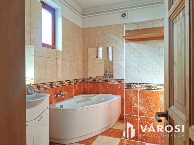 Családi ház + 3 apartman egyben kedvelt környéken!