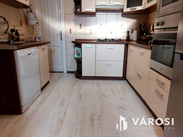 Felújított 4szobás családi ház,mellette kiadható ingatlannal