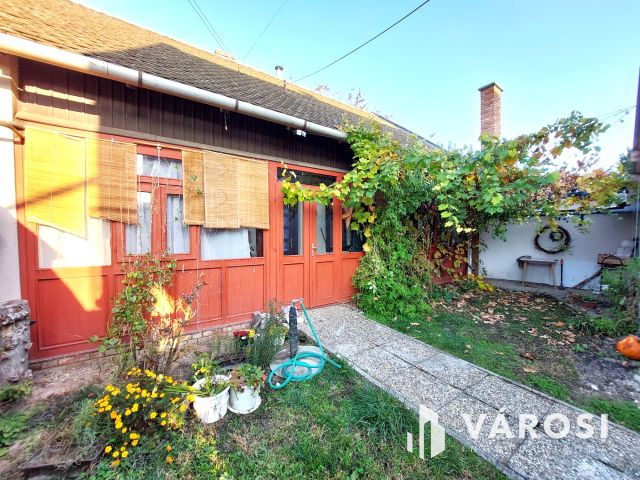 Felújított 4szobás családi ház,mellette kiadható ingatlannal