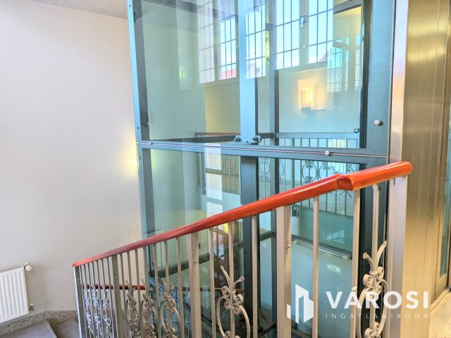 Békéscsaba szívében történelmi épület számtalan lehetőséggel