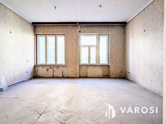 Békéscsaba szívében történelmi épület számtalan lehetőséggel