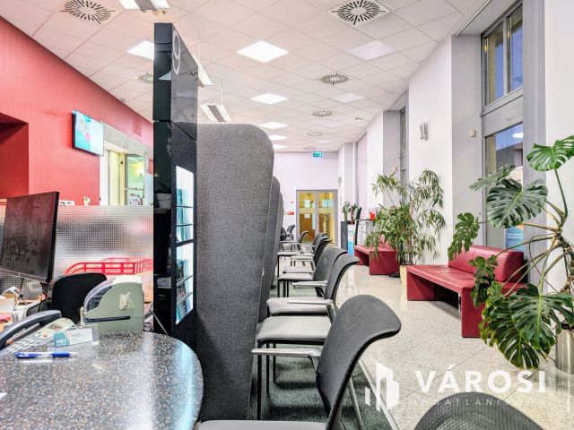 Békéscsaba szívében történelmi épület számtalan lehetőséggel