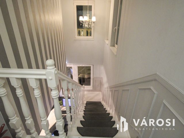 Háromszintes hotel, üzemeltetővel együtt eladó!