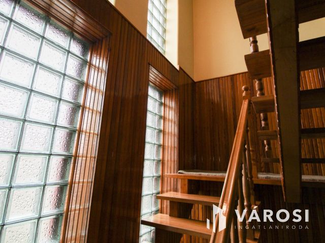 Két szint, tágas élettér és privát medence