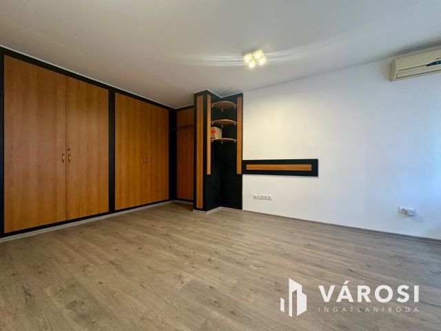 Belvárosban 49 nm-es, utcai bejáratos iroda kiadó!