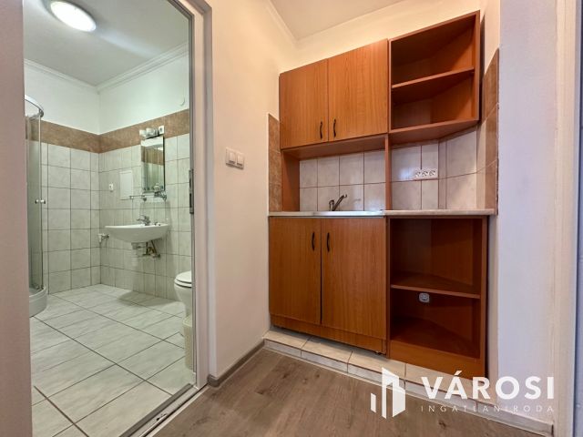 Belvárosban 49 nm-es, utcai bejáratos iroda kiadó!