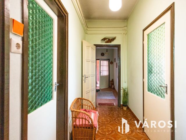 Masszív szerkezetű kétgenerációs ház nagy telekkel