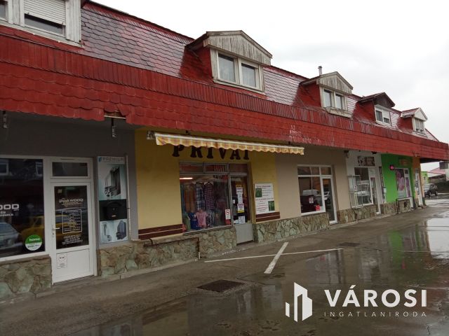 Kirakatos üzlethelyiség Sárvár belvárosában