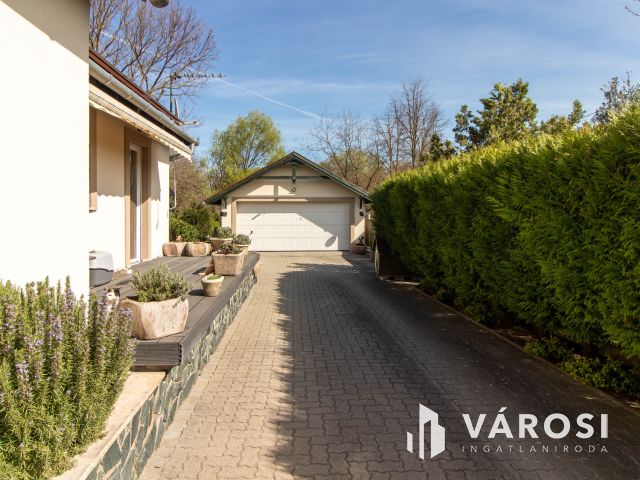 Felűjításmentes , kiváló állapotú ház Pócsmegyeren