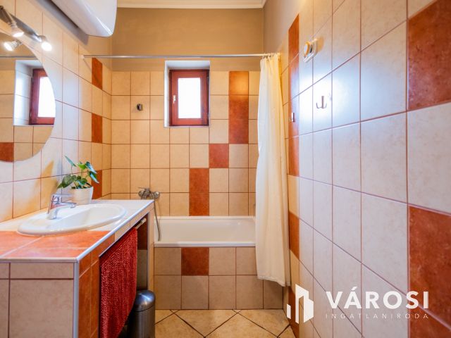 Praktikus elrendezésű ház parkosított kerttel a belvárosban