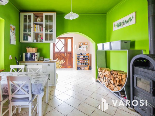 Praktikus elrendezésű ház parkosított kerttel a belvárosban