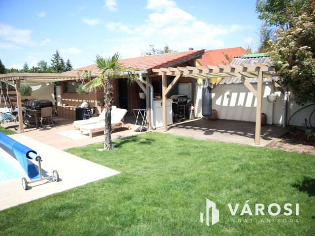 Újszeged csendes utcájában Exkluzív családi ház!