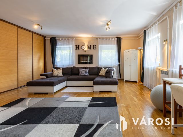 Pilisszentkereszten, három lakásos, családi ház eladó