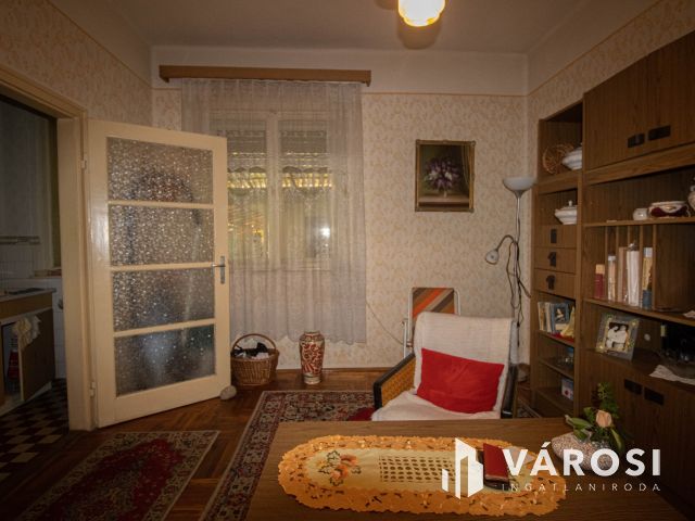 Bútorozott családi ház Mezőhegyes központjában