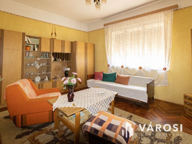 Bútorozott családi ház Mezőhegyes központjában