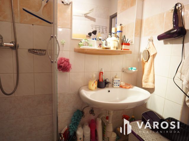 Marcali belvárosában, de még is csendes utcában eladó lakás!