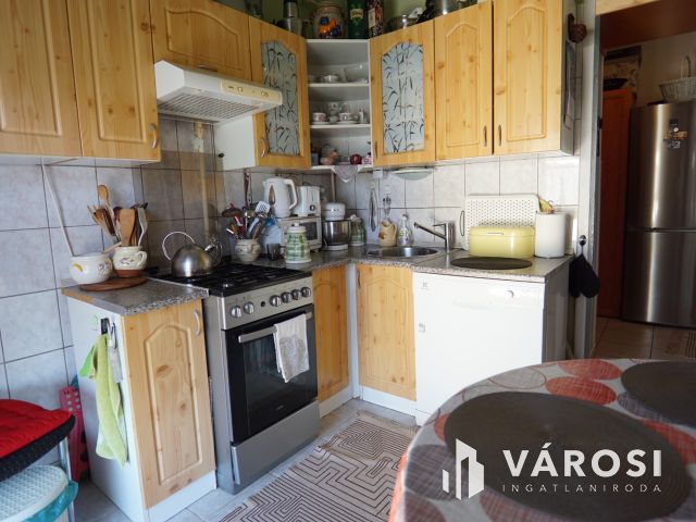 Marcali belvárosában, de még is csendes utcában eladó lakás!