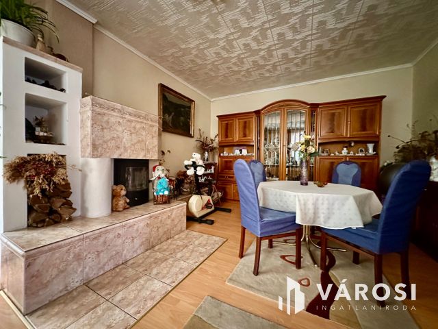 Karancsalja legjobb utcájában, 3 szintes családi ház eladó!