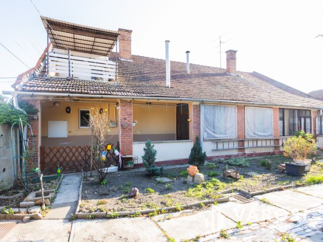 Nagy alapterületű, jó elhelyezkedésű ház az újváros elején