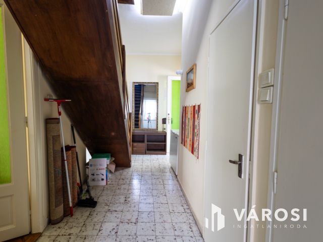 Nagy alapterületű, jó elhelyezkedésű ház az újváros elején