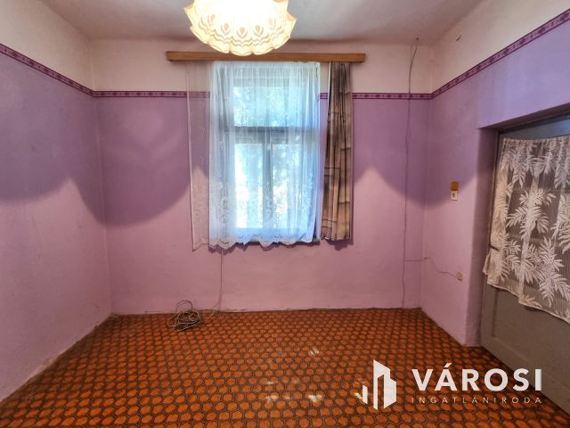 Stabil szerkezetű tégla ház a búzatáblák mellett