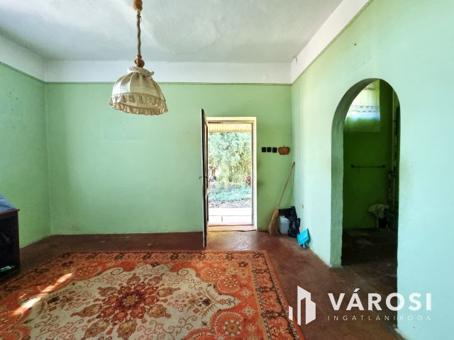 Stabil szerkezetű tégla ház a búzatáblák mellett