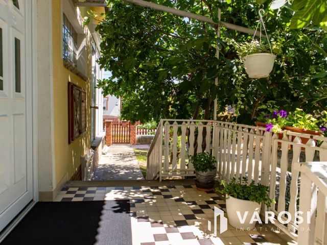 Napelemes családi ház Lánycsók csendes utcájában eladó